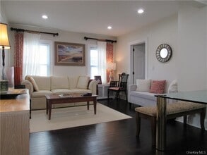 Building Photo - 242 William St