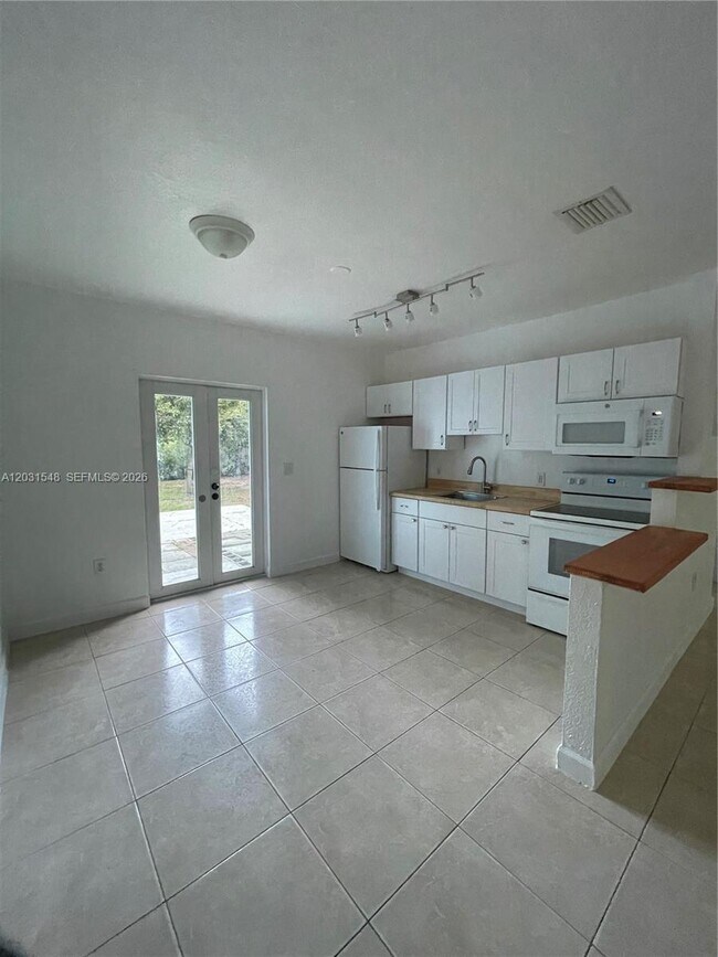 Building Photo - 420 SW 25th Ave