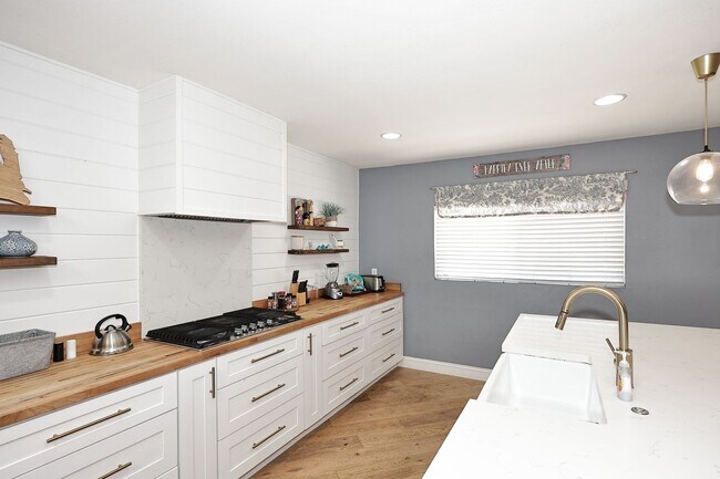 Building Photo - Fully Furnished Remodeled 4 Bedroom / 4 Bathroom Home with spacious back yard & pool in Central P...