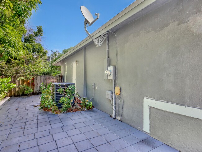 Building Photo - 1950 Wisteria St
