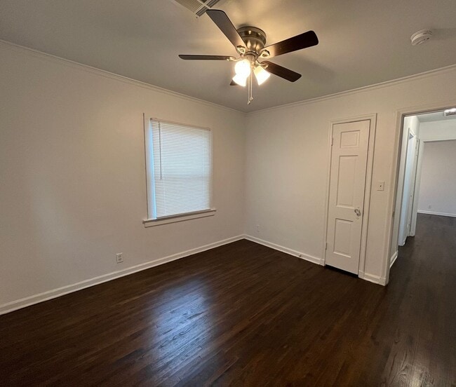 Building Photo - Adorable 2 bedroom 1 bathroom home with a garage!