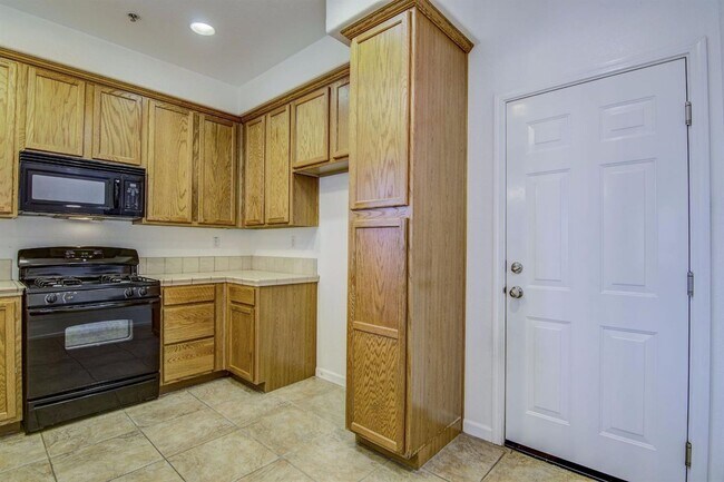 Building Photo - Beautiful 4 Bedroom, 2.5 Bath Condo for Rent in Elk Grove