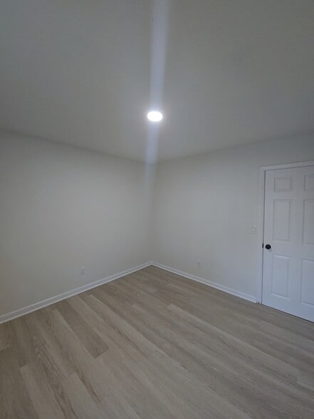 Building Photo - 2347 Greenway Dr