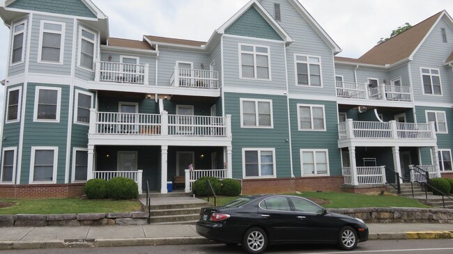 Building Photo - AVAILABLE 8/13/25.  $2500 MONTHLY RENT MOV...