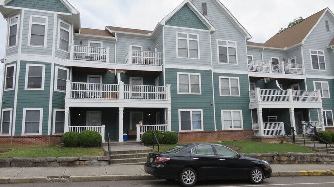 Building Photo - January 2026 (18-month lease) of FALL 2026 (12-month lease) $3,300/month for ENTIRE UNIT! Great l...