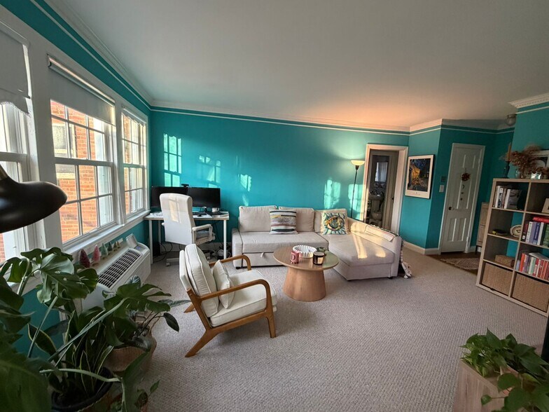 Living room - 1800 West Abingdon Drive