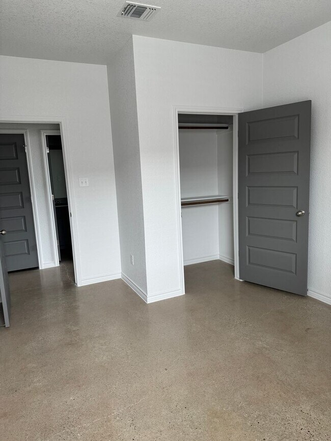 Building Photo - 2313 Ocean Dr