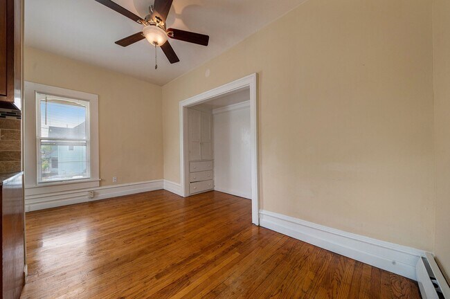 Building Photo - Attractive Remodeled Efficiency 2nd floor ...