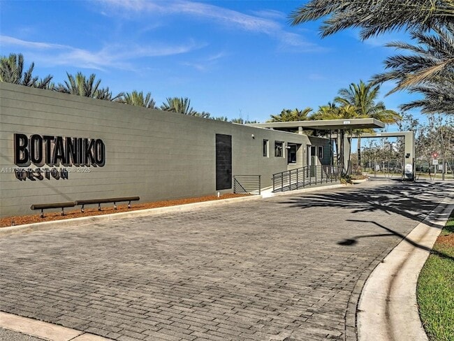 Building Photo - 16644 Botaniko Dr N