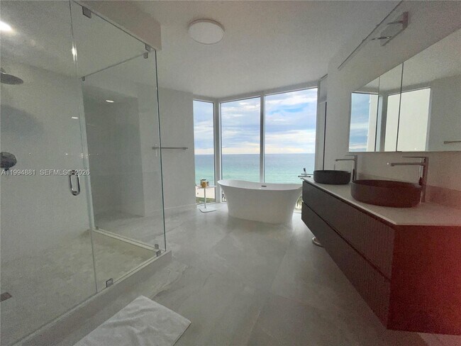Building Photo - 17555 Collins Ave