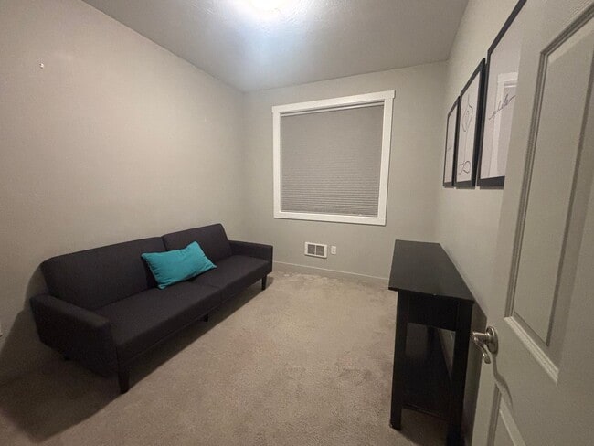 Building Photo - Victor - 4BR 3.5 Bath Townhouse Attached Garage