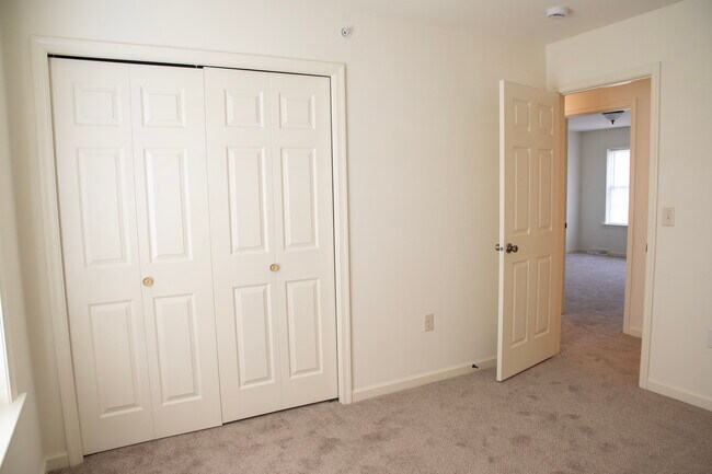 Building Photo - 320 Meadow View Dr