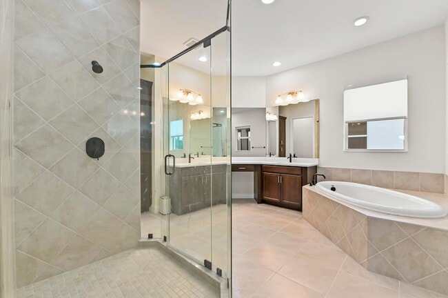 Building Photo - 15030 Wildwood Cir