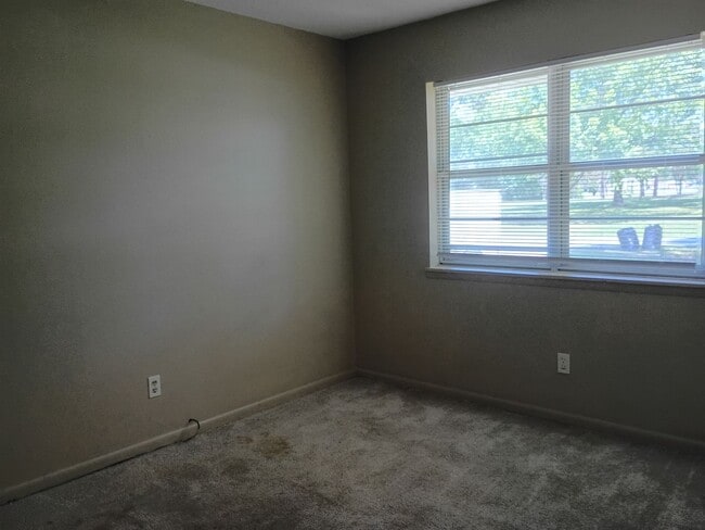 Building Photo - 205 Trailwood Dr