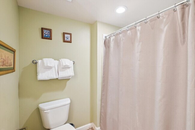 Building Photo - 9900 S Thomas Dr