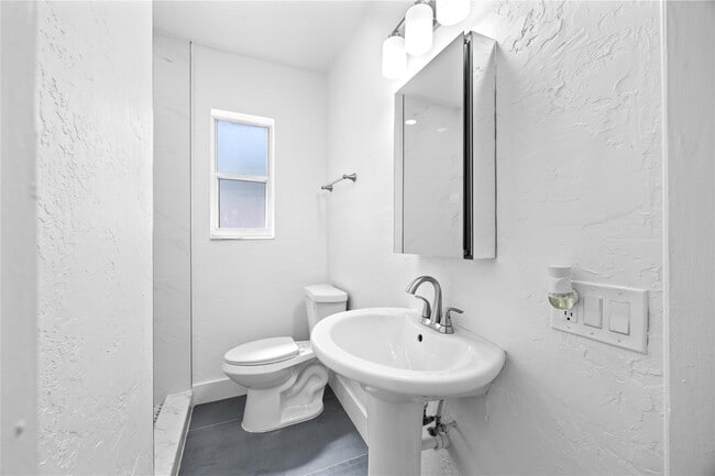 Building Photo - 412 SE 16th St