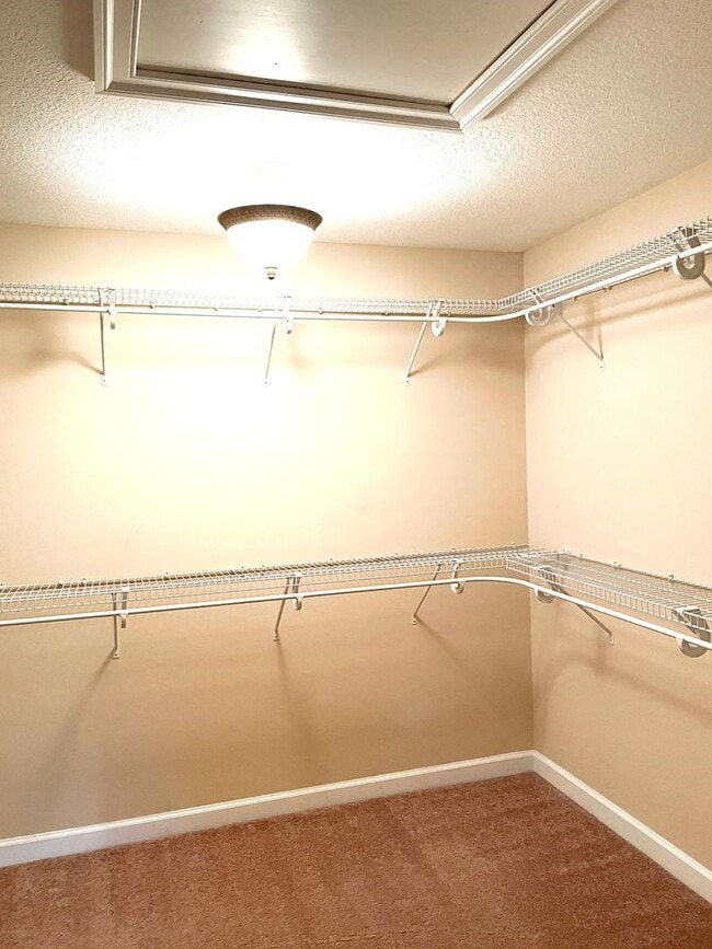 Building Photo - Beautifully Maintained Home in the Heart o...