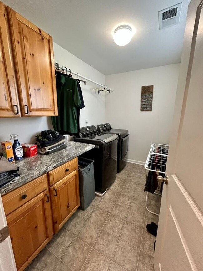 Building Photo - **Beautifully Maintained 3 Bedroom Home with Study, Screened Porch & Fenced Yard**