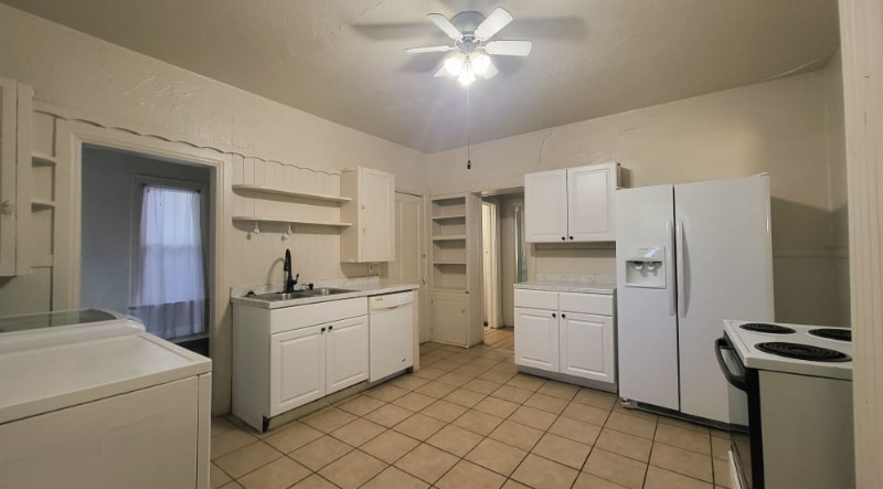 Building Photo - 1421 N Corona St