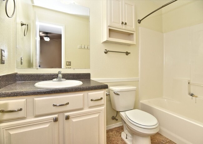Building Photo - Adorable and move-in ready!