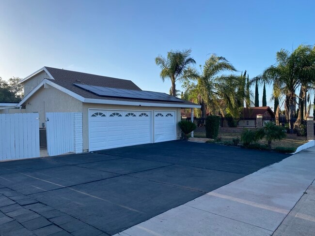 Building Photo - 1604 Avenida Del Vista