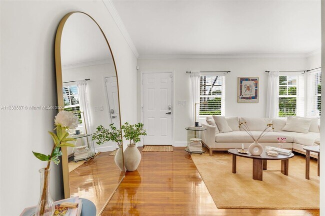 Building Photo - 915 8th St