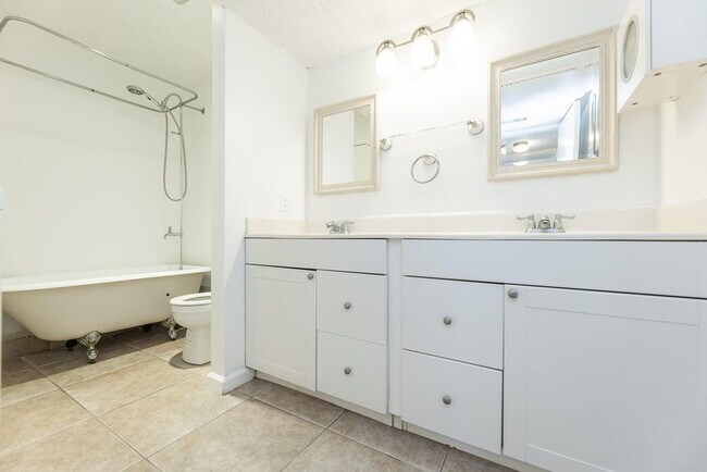 Building Photo - 10051 Westpark Dr