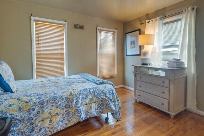 Building Photo - 9305 Pine View Ln