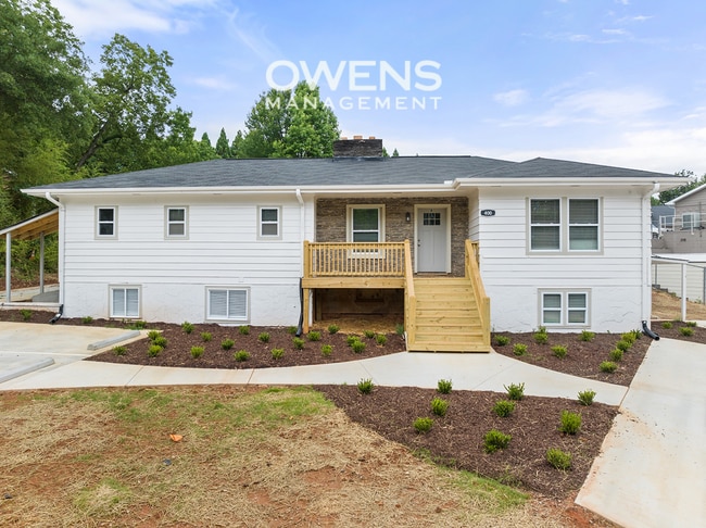 Building Photo - Downtown Gainesville Living Available Imme...