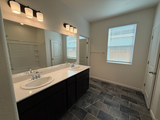 Building Photo - Brand NEW single story home in Hughson!