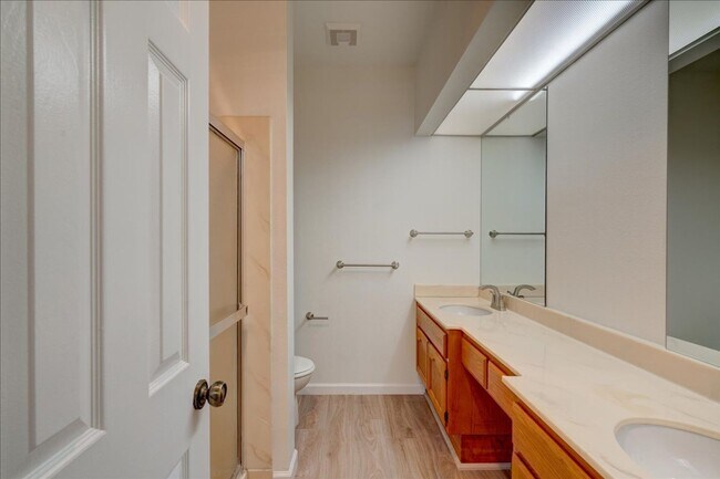 Building Photo - Resort Like Living 2 Master Suites Condo F...