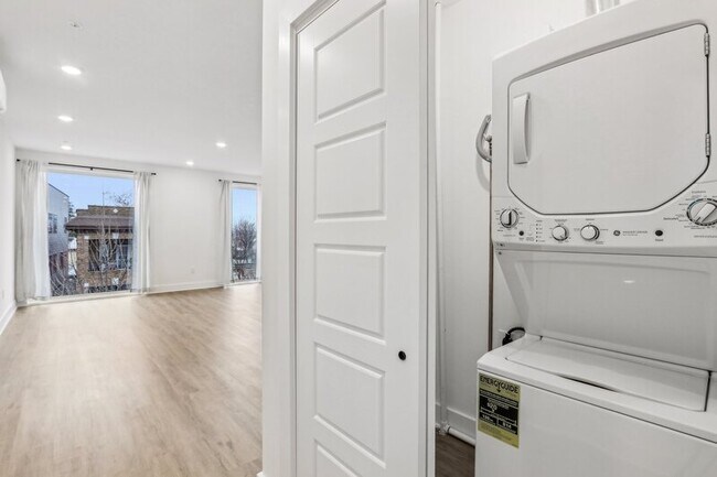 Building Photo - 6155 Ridge Ave