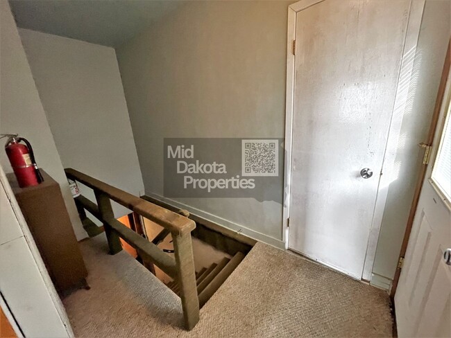 Building Photo - 1000 W 3rd- 5 bedroom, 2 bathroom, Attache...