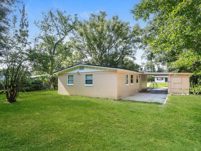 Building Photo - 3 BR/1BA | Newly Renovated Single Family Home | Screened in Patio and carpot | Huge backyard!