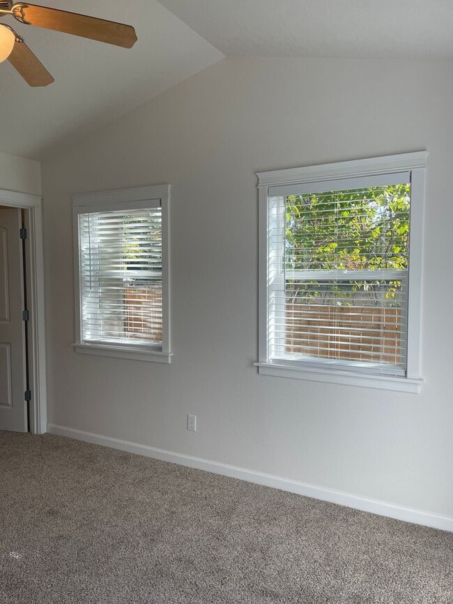 Building Photo - 2 bed 1 bath + Bonus Room Duplex in Northeast Salem!