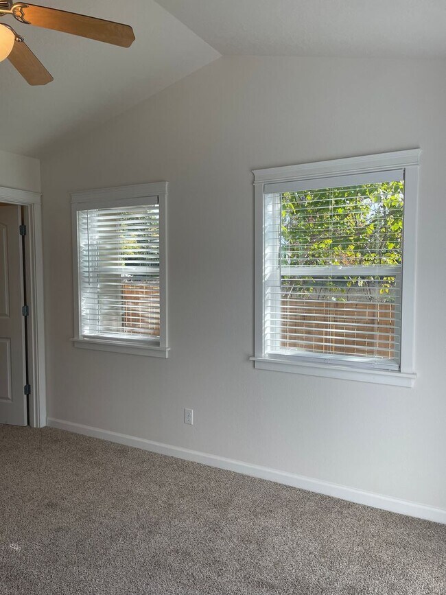 Building Photo - 2 bed 2 bath + Bonus Room Duplex in Northeast Salem!