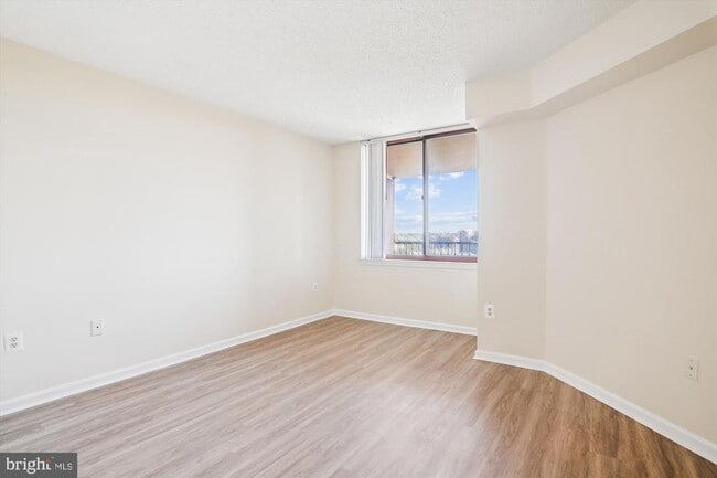 Building Photo - 10101 Grosvenor Pl