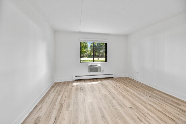 Building Photo - Modern 1 Bedroom Apartments | Recently Renovated | Pet Friendly | Prime Location
