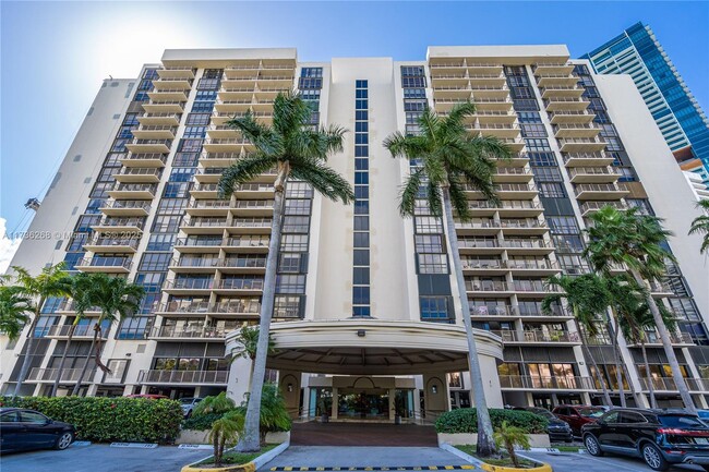 Building Photo - 1450 Brickell Bay Dr