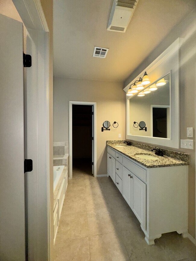 Building Photo - 3 Bed 2 Bath in Edmond!