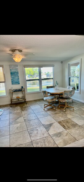 Building Photo - 2337 Hama Dr