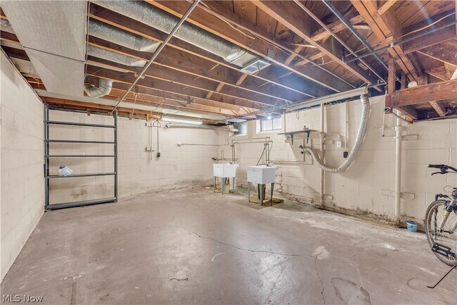 Building Photo - 10725 Vernon Ave