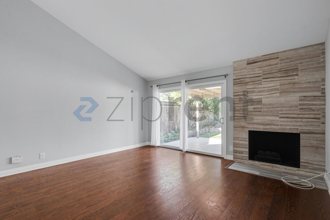 Building Photo - Unit