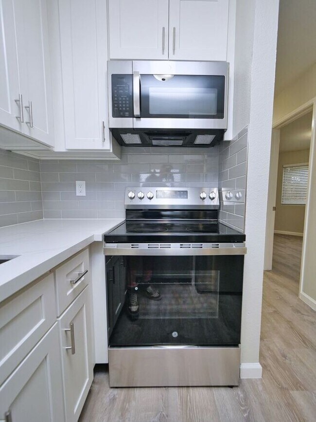 Building Photo - 920 Fletcher Ln