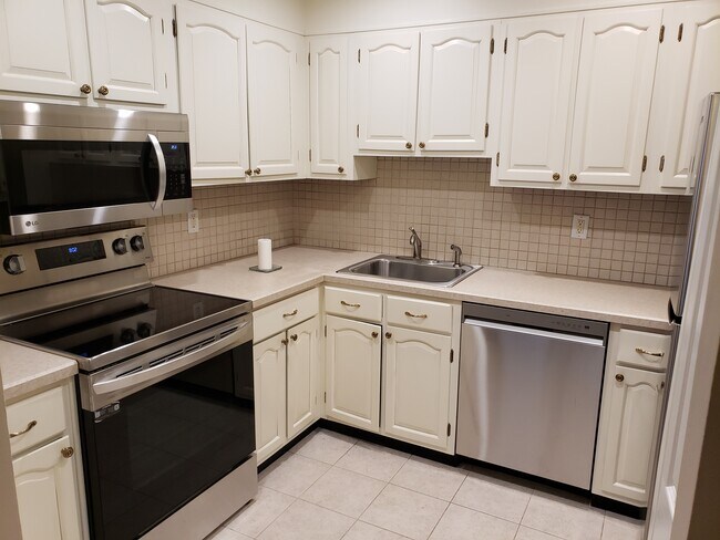 Newly Renovted Kitchen - 3 Andover Ct