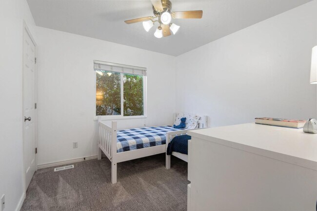 Building Photo - 2521 Apricot Pl