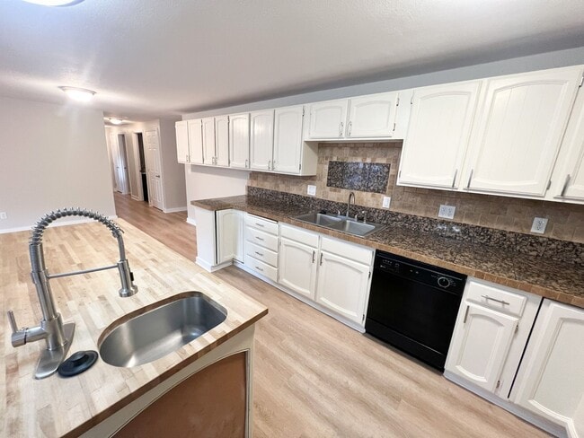 Building Photo - 3 Bedroom, 2 bath 1836 sqft House in Sunset Village