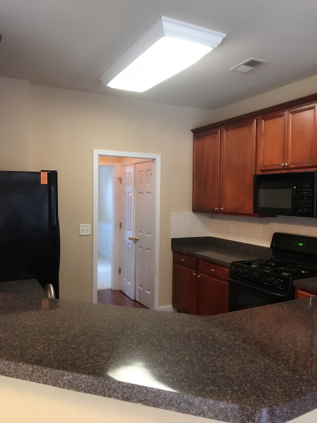 Building Photo - 535 Roland Manor Dr