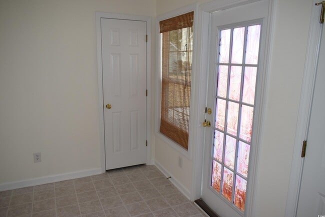 Building Photo - 201 Vesta Dr