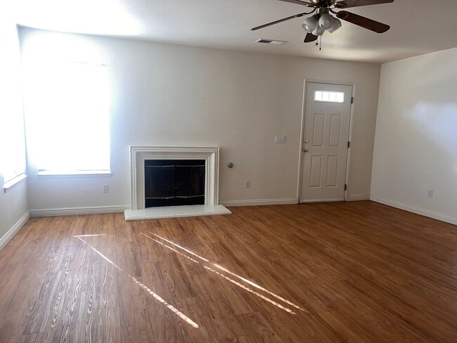 Building Photo - 3829